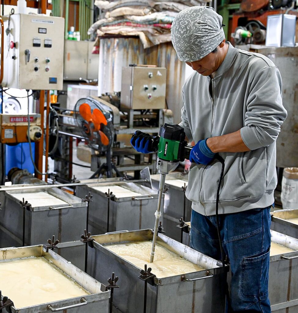 石鹸を製造している男性