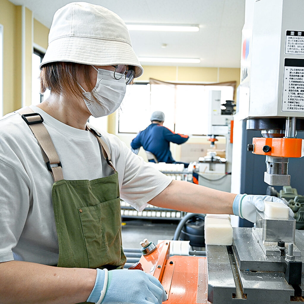 石鹸を製造いている女性